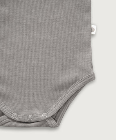 Askegrå kortærmet rib bodystocking i Gots-certificeret økologisk bomuld fra Organic Lullaby