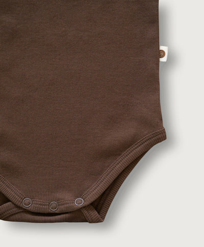 Kaffe farvet kortærmet rib bodystocking i Gots-certificeret økologisk bomuld fra Organic Lullaby
