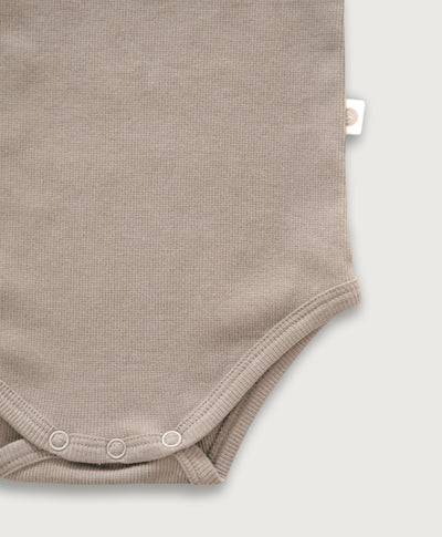 Oat kortærmet rib bodystocking i Gots-certificeret økologisk bomuld fra Organic Lullaby