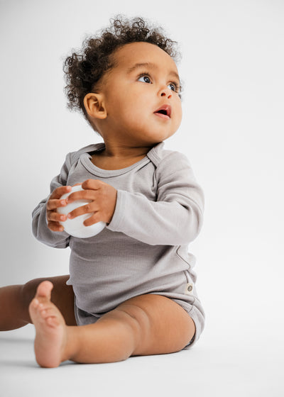 Grå langærmet rib bodystocking i Gots-certificeret økologisk bomuld fra Organic Lullaby