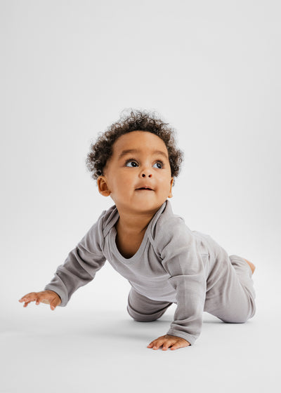 Ash farvet langærmet rib bodystocking i Gots-certificeret økologisk bomuld fra Organic Lullaby