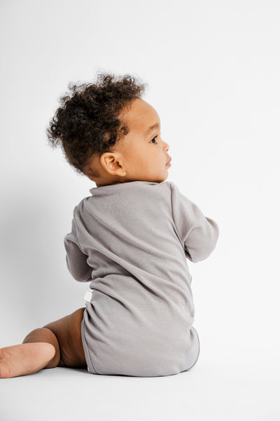 Aske farvet langærmet rib bodystocking i Gots-certificeret økologisk bomuld fra Organic Lullaby