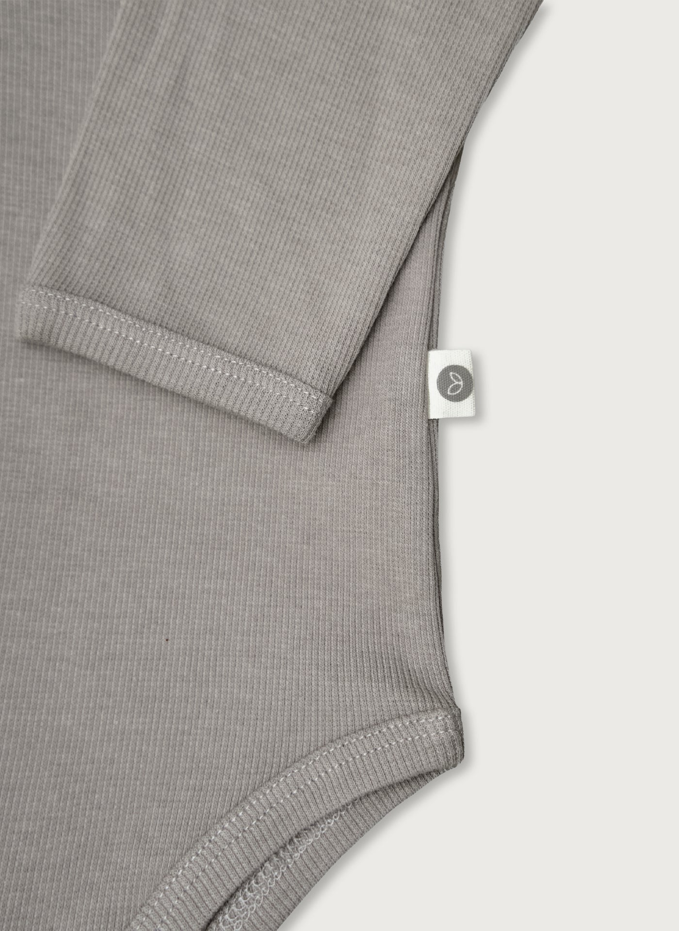 Langærmet askegrå rib bodystocking i Gots-certificeret økologisk bomuld fra Organic Lullaby