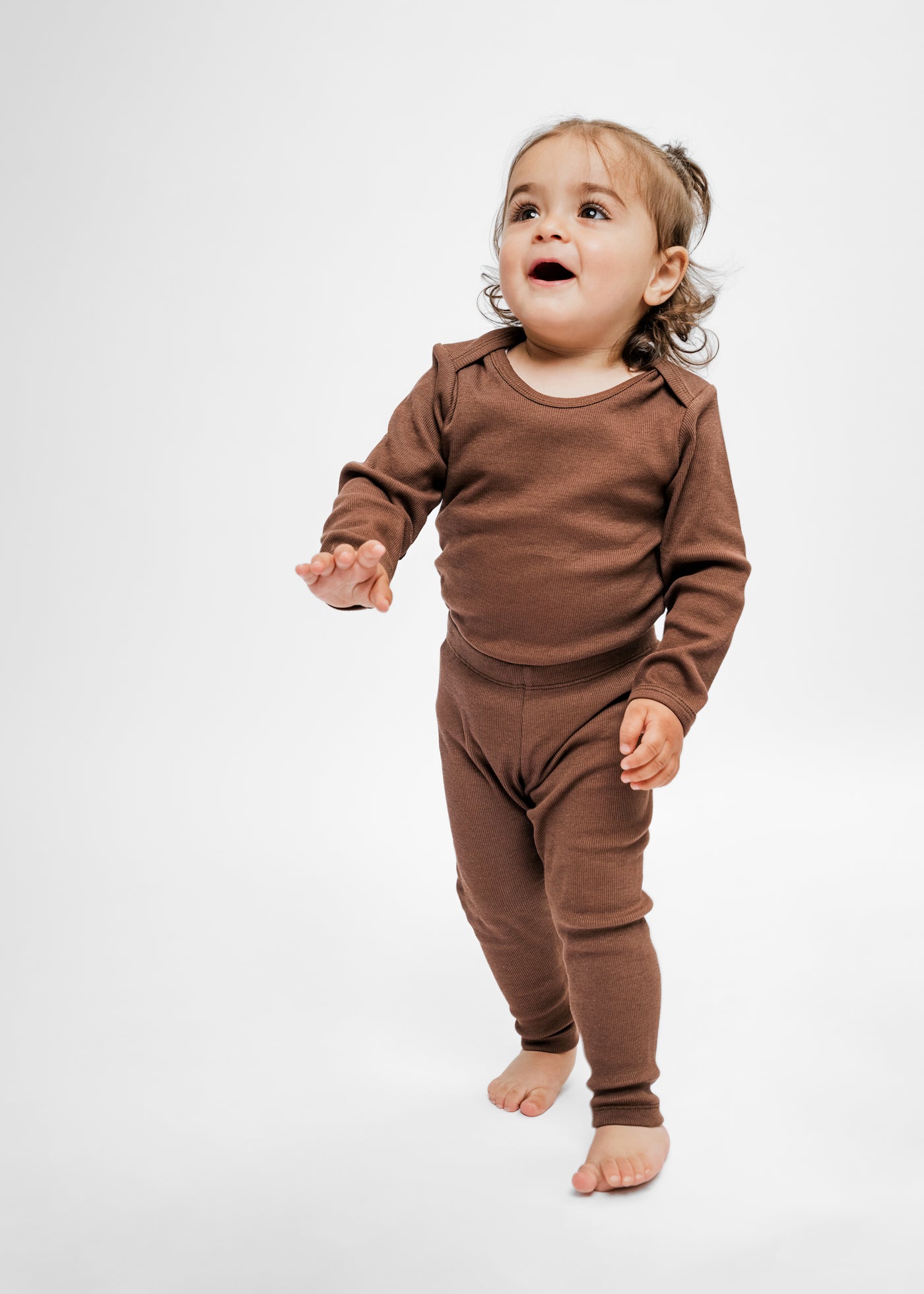 Coffee langærmet rib bodystocking i Gots-certificeret økologisk bomuld fra Organic Lullaby