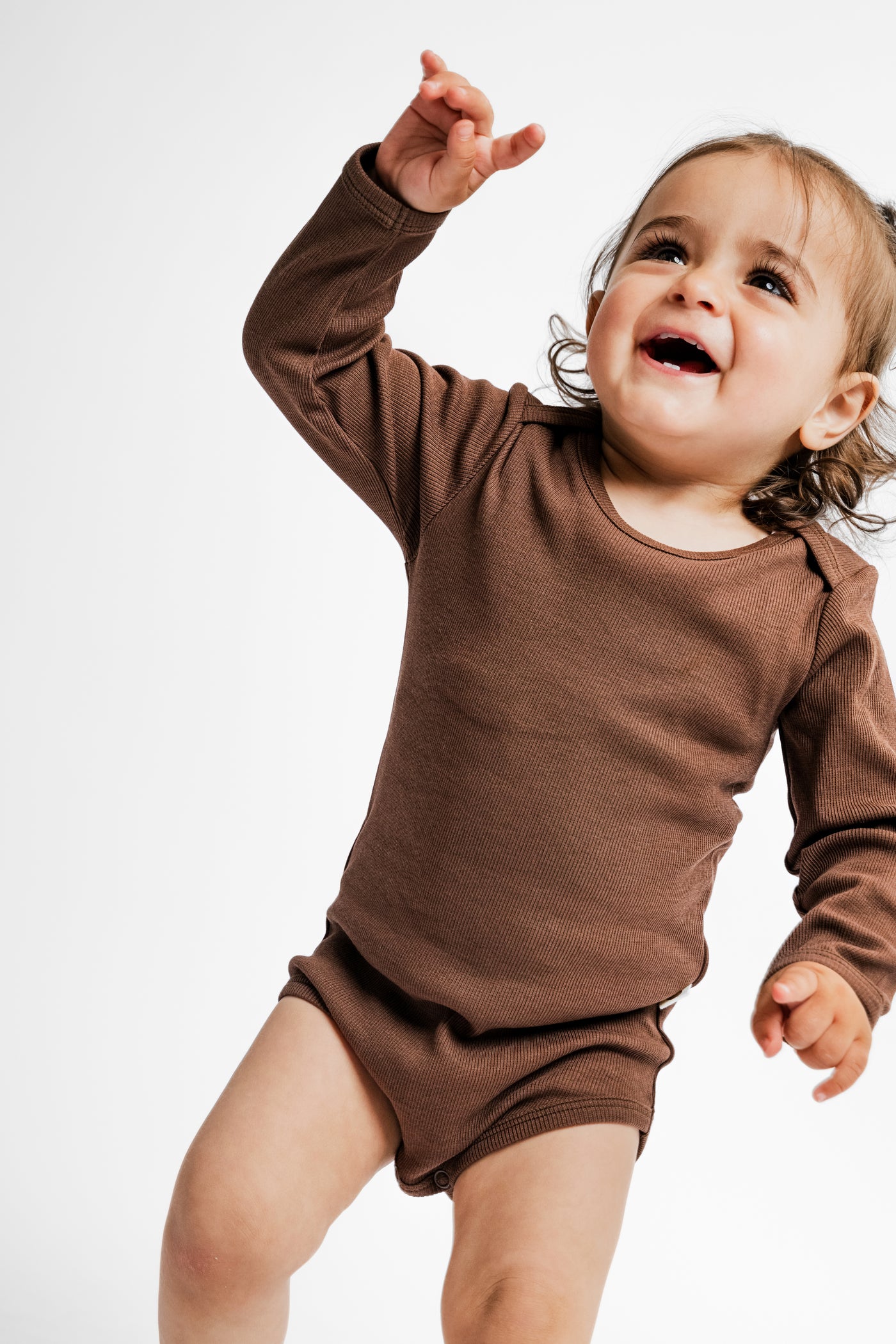 Langærmet brun rib bodystocking i Gots-certificeret økologisk bomuld fra Organic Lullaby