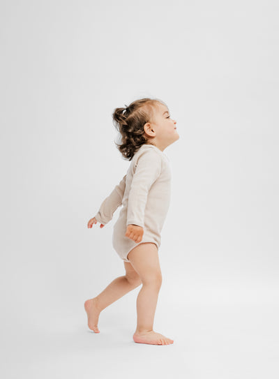 Oat farvet langærmet rib bodystocking i Gots-certificeret økologisk bomuld fra Organic Lullaby