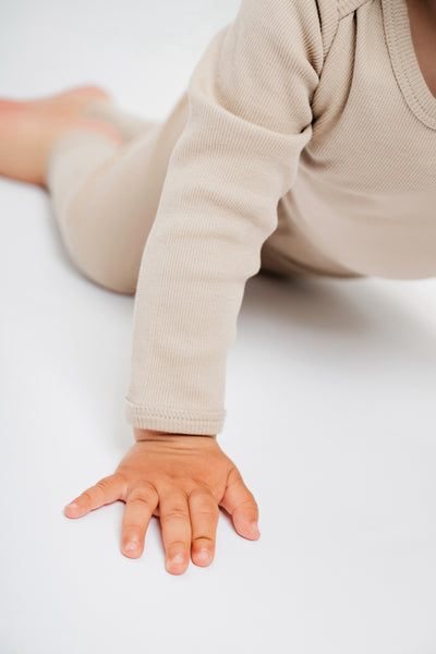 Langærmet beige rib bodystocking i Gots-certificeret økologisk bomuld fra Organic Lullaby