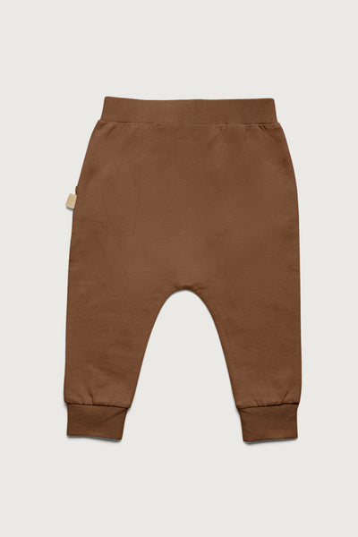 Coffee farvet sweatpants med elastisk talje og lommer i GOTS-certificeret økologisk bomuld fra Organic Lullaby.