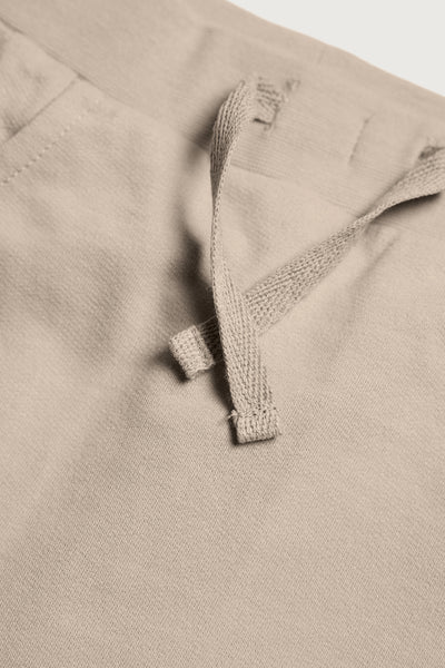 Oatmeal farvet sweatpants med elastisk talje og lommer i GOTS-certificeret økologisk bomuld fra Organic Lullaby. 