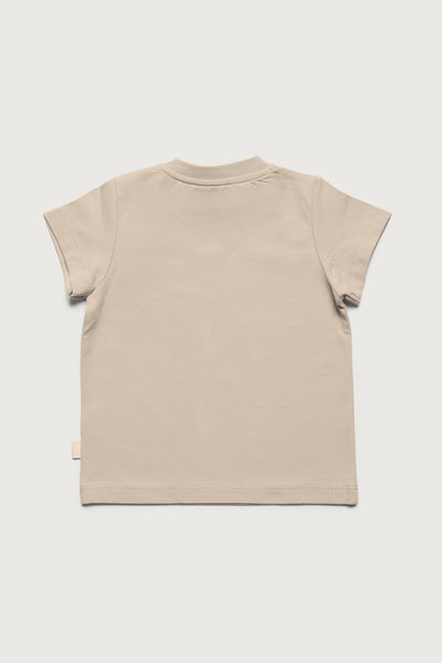 Oatmeal farvet kortærmet super blød T-shirt med masser af stretch i GOTS-certificeret økologisk bomuld fra Organic Lullaby. 