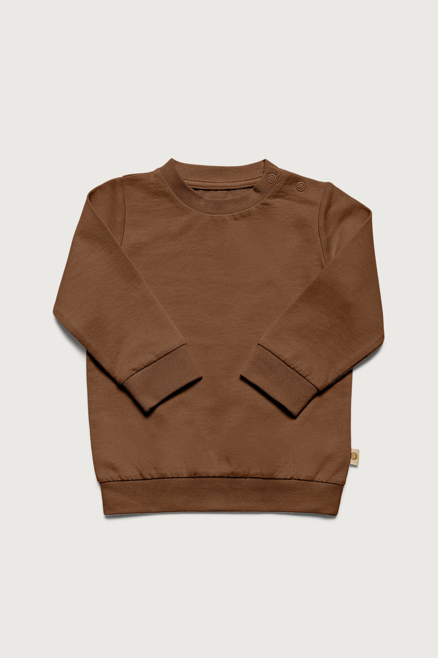 Coffee farvet sweatshirt i fleece og med trykknapper ved skulderen i GOTS-certificeret økologisk bomuld fra Organic Lullaby.