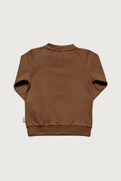 Coffee farvet sweatshirt i fleece og med trykknapper ved skulderen i GOTS-certificeret økologisk bomuld fra Organic Lullaby.