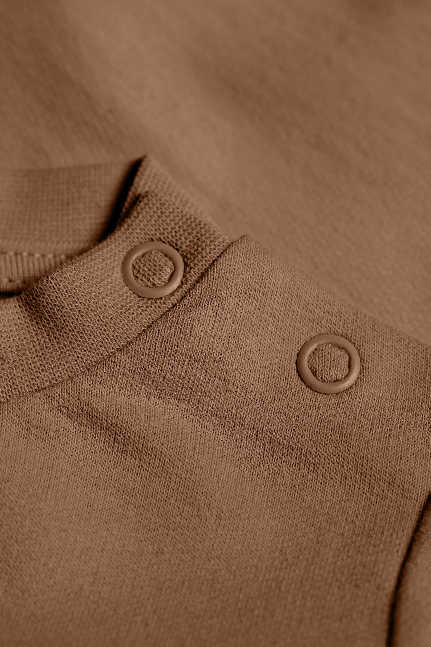 Coffee farvet sweatshirt i fleece og med trykknapper ved skulderen i GOTS-certificeret økologisk bomuld fra Organic Lullaby.
