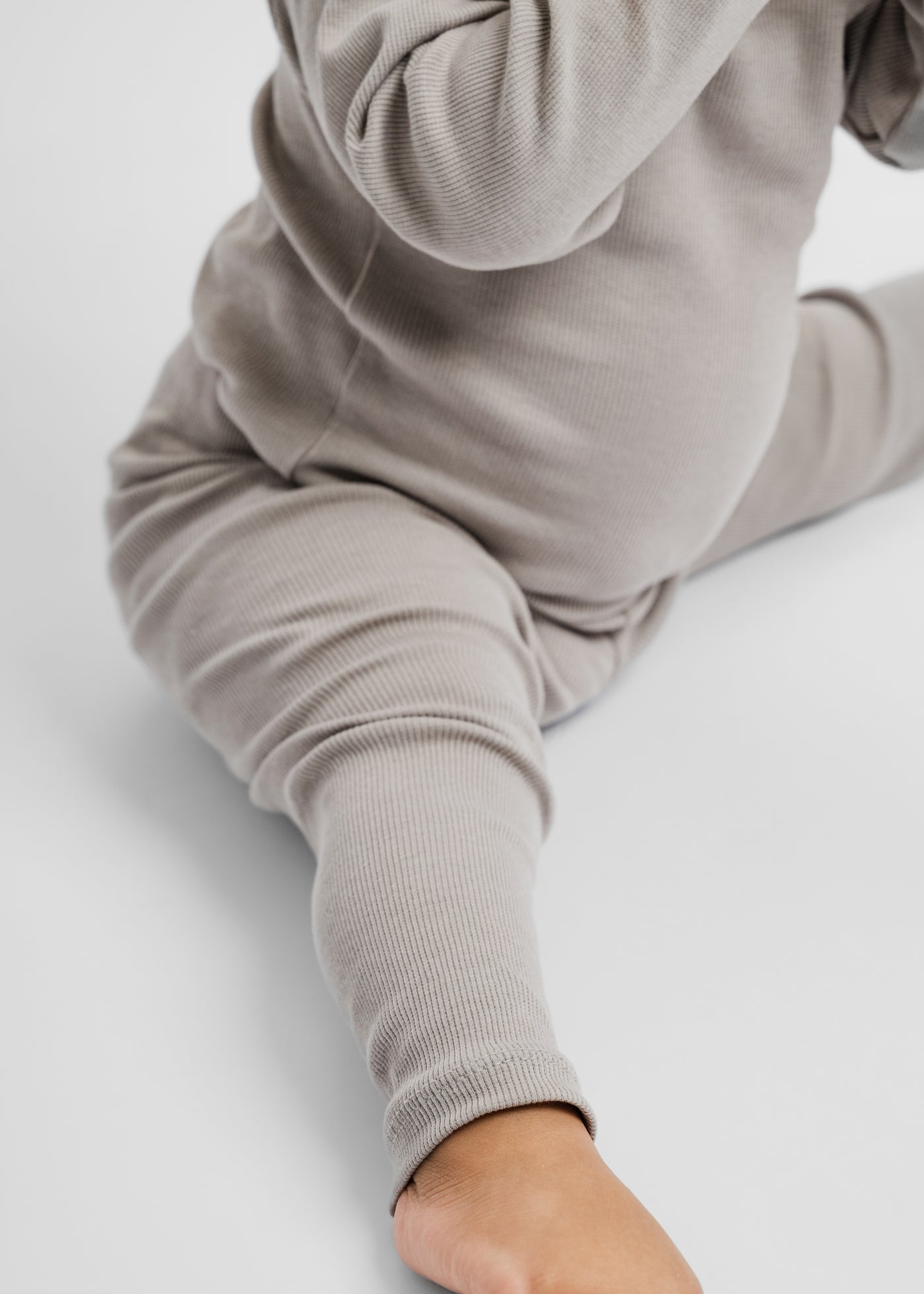 Grå rib leggings med masser af stræk i GOTS-certificeret økologisk bomuld fra Organic Lullaby. 