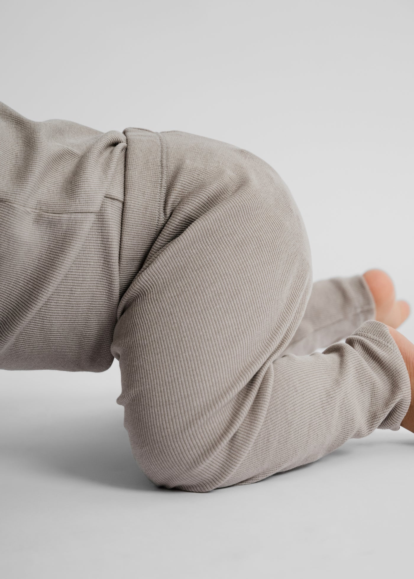 Bløde grå rib leggings med masser af stræk i GOTS-certificeret økologisk bomuld fra Organic Lullaby. 
