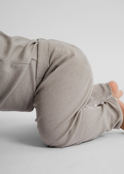 Bløde grå rib leggings med masser af stræk i GOTS-certificeret økologisk bomuld fra Organic Lullaby. 