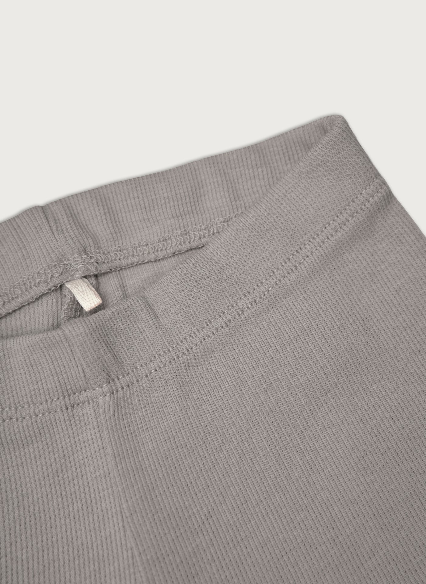 Aske farvet rib leggings med masser af stræk i GOTS-certificeret økologisk bomuld fra Organic Lullaby. 
