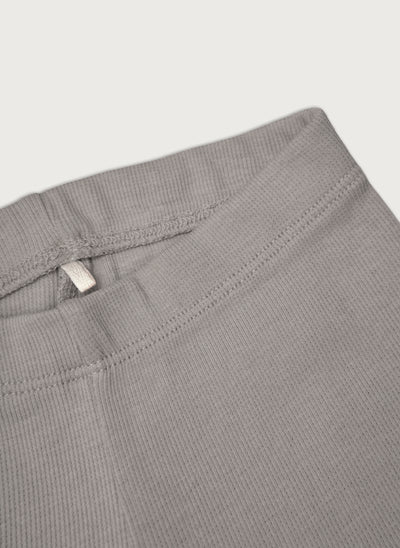 Aske farvet rib leggings med masser af stræk i GOTS-certificeret økologisk bomuld fra Organic Lullaby. 