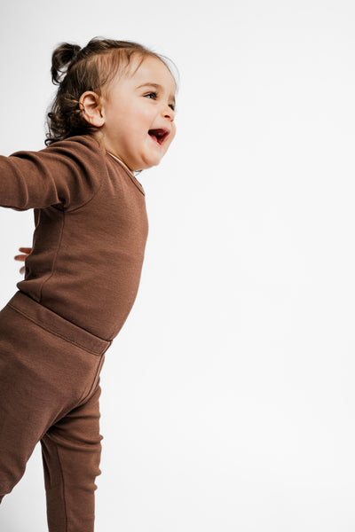 Brune rib leggings med masser af stræk i GOTS-certificeret økologisk bomuld fra Organic Lullaby. 