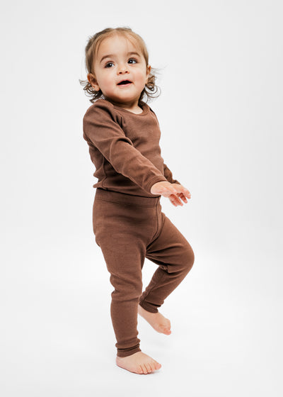 Coffee farvet rib leggings med masser af stræk i GOTS-certificeret økologisk bomuld fra Organic Lullaby. 