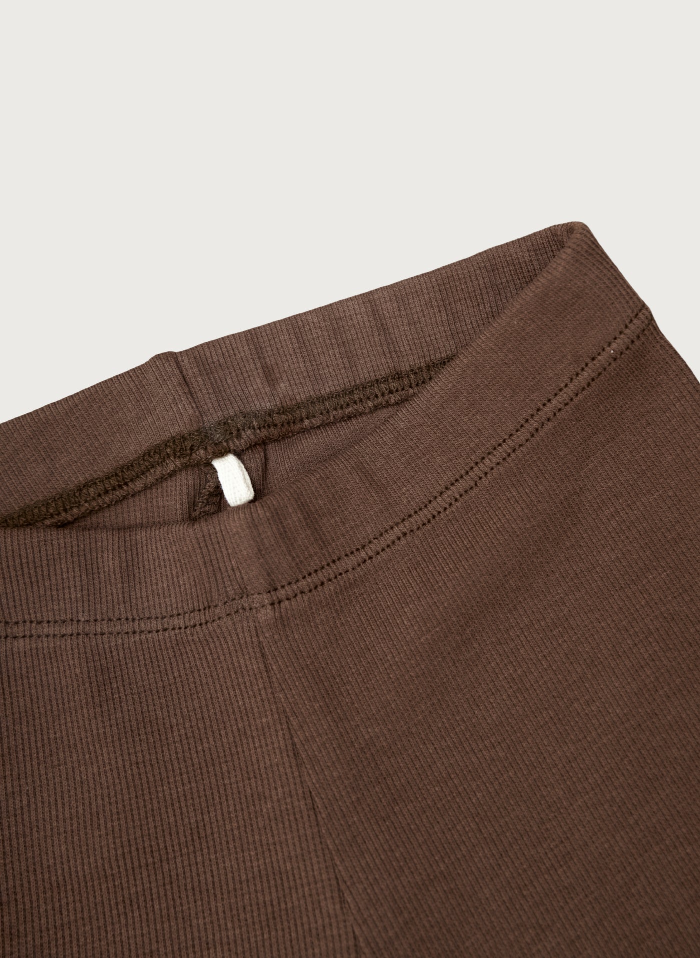 Coffee farvet bløde rib leggings med masser af stræk i GOTS-certificeret økologisk bomuld fra Organic Lullaby. 