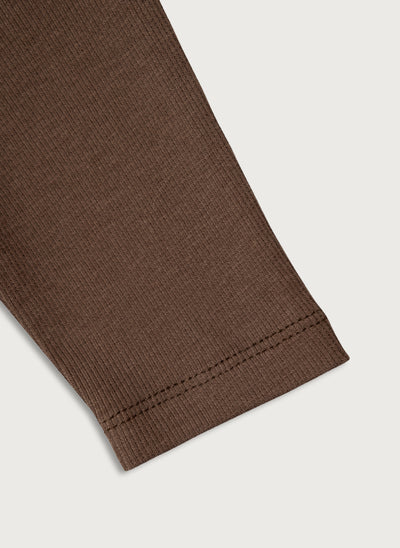 Kaffe farvet rib leggings med masser af stræk i GOTS-certificeret økologisk bomuld fra Organic Lullaby. 