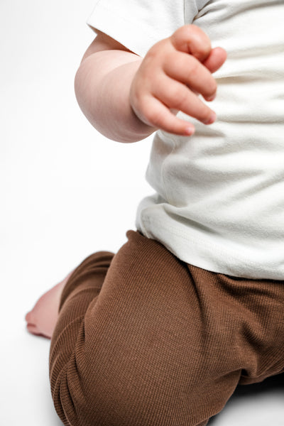 Brune rib leggings med masser af stræk lavet i GOTS-certificeret økologisk bomuld fra Organic Lullaby. 