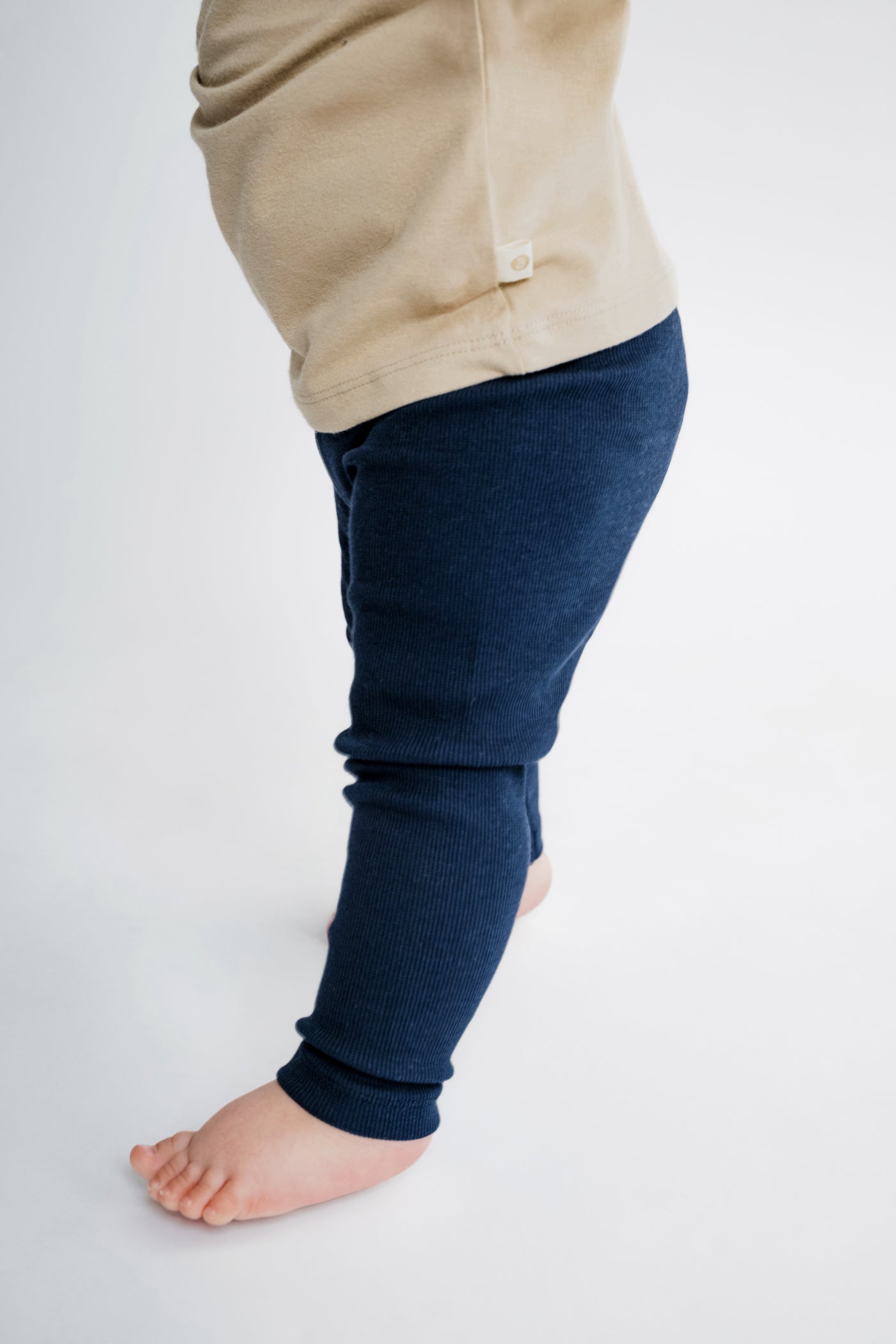 Blå rib leggings med masser af stræk i GOTS-certificeret økologisk bomuld fra Organic Lullaby. 