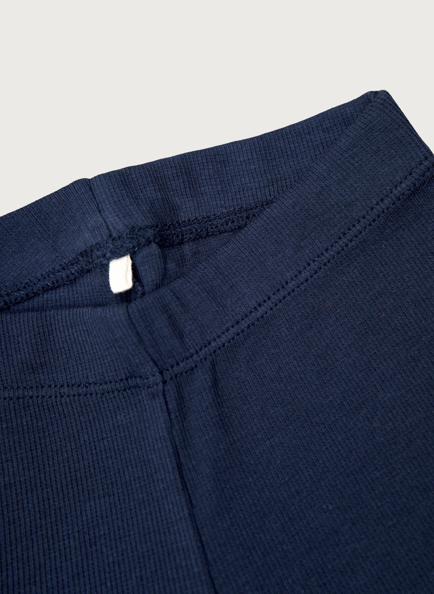 Bløde rib leggings i blå med masser af stræk i GOTS-certificeret økologisk bomuld fra Organic Lullaby. 