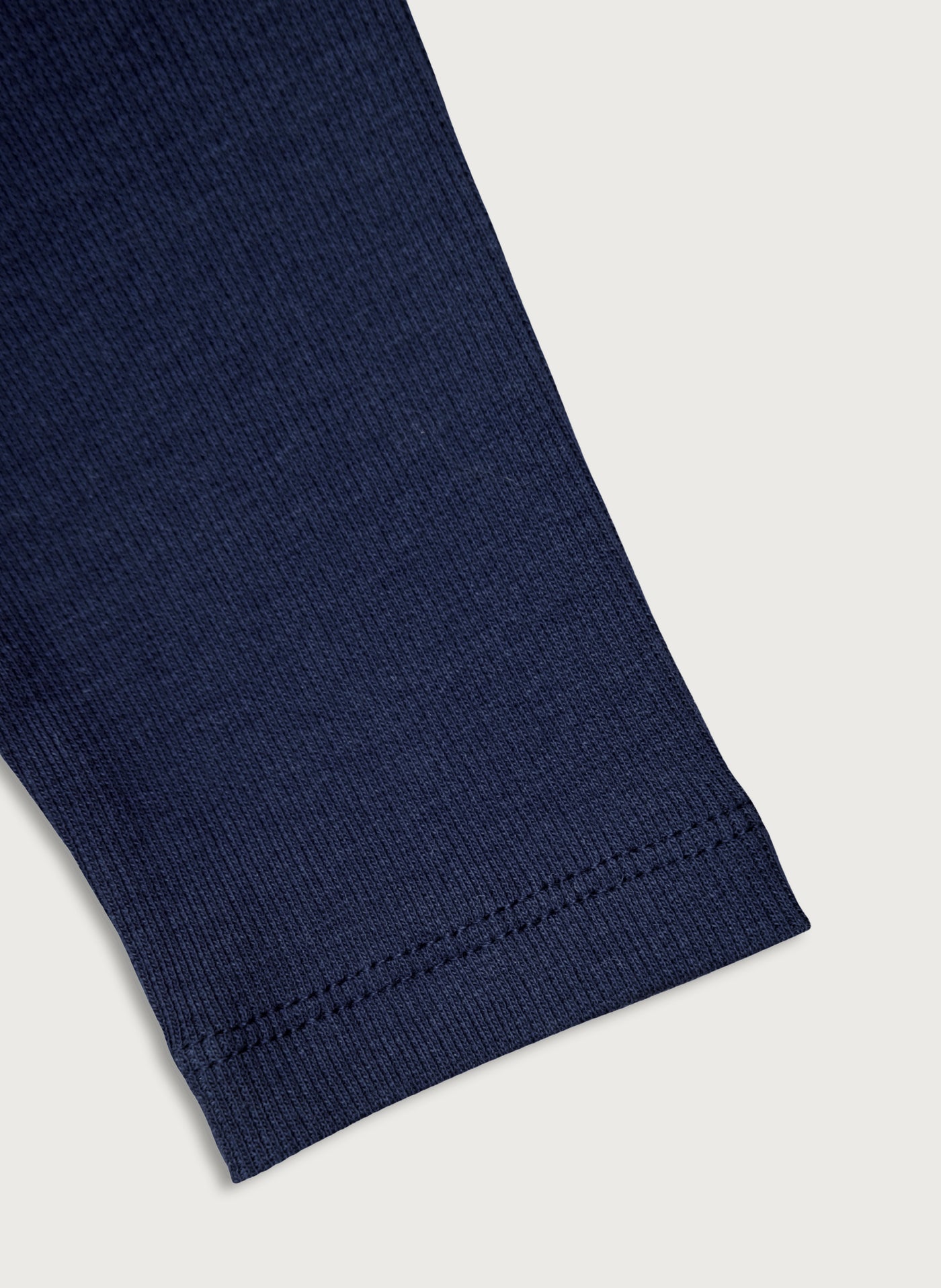 Bløde rib leggings i dyb blå med masser af stræk i GOTS-certificeret økologisk bomuld fra Organic Lullaby. 