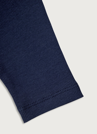 Bløde rib leggings i dyb blå med masser af stræk i GOTS-certificeret økologisk bomuld fra Organic Lullaby. 