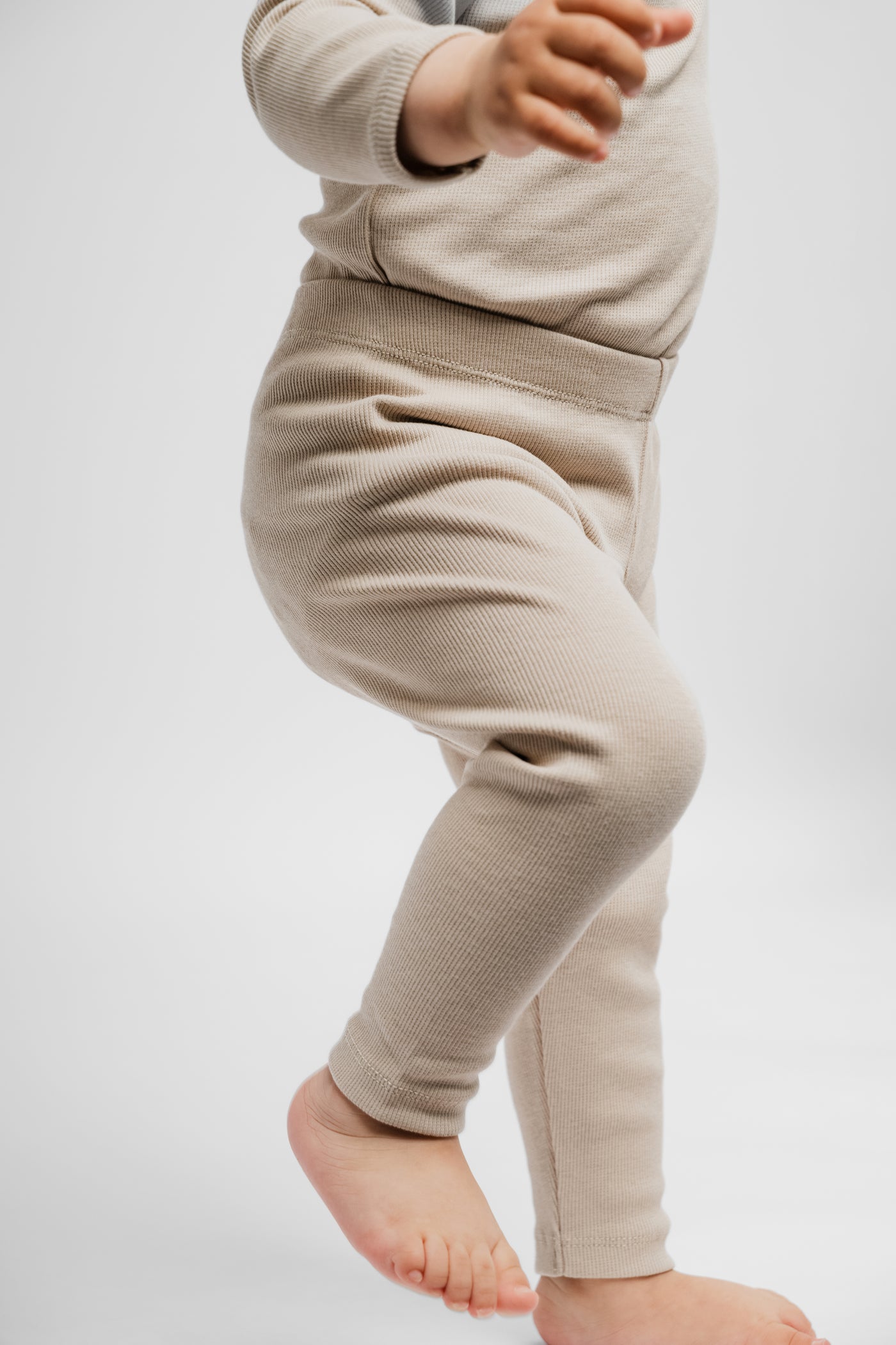 Beige rib leggings med masser af stræk i GOTS-certificeret økologisk bomuld fra Organic Lullaby. 