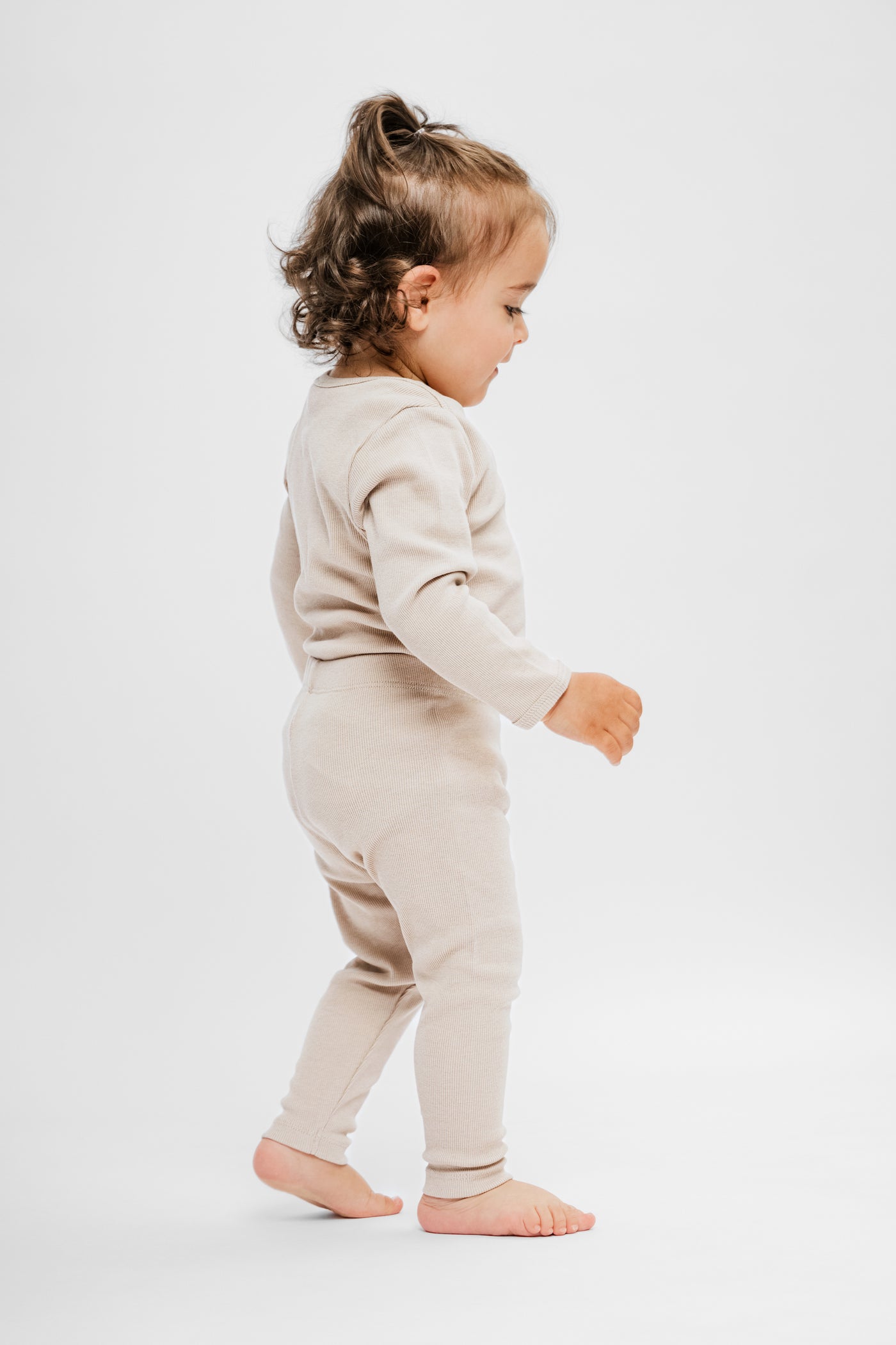 Beige farvet rib leggings med masser af stræk i GOTS-certificeret økologisk bomuld fra Organic Lullaby. 