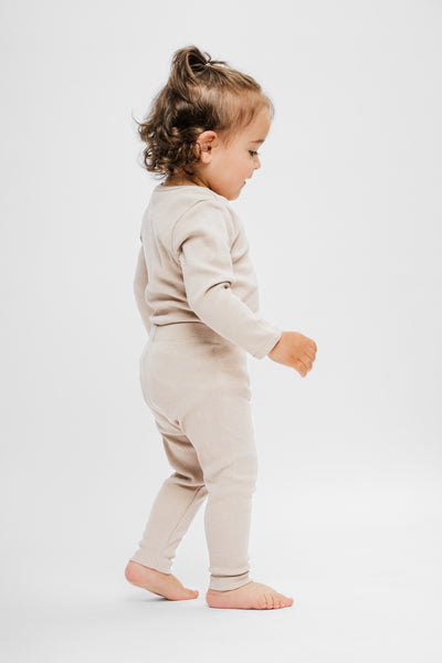Beige farvet rib leggings med masser af stræk i GOTS-certificeret økologisk bomuld fra Organic Lullaby. 