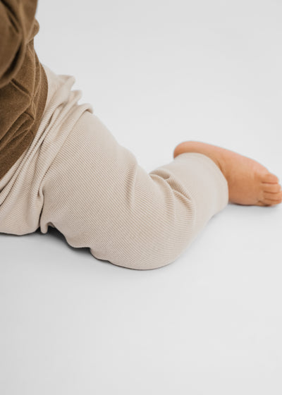 Bløde rib leggings i beige med masser af stræk i GOTS-certificeret økologisk bomuld fra Organic Lullaby. 