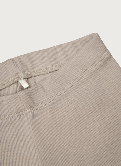 Beige rib leggings med masser af stræk lavet i GOTS-certificeret økologisk bomuld fra Organic Lullaby.