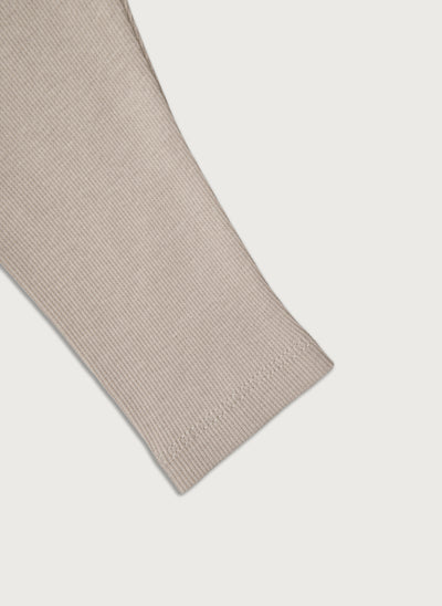 Bløde beige farvet rib leggings med masser af stræk i GOTS-certificeret økologisk bomuld fra Organic Lullaby. 