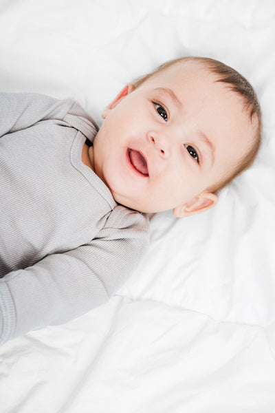 Praktisk og blød natdragt i rib kvalitet og masser af stræk. Produceret i GOTS-certificeret økologisk bomuld fra Organic Lullaby. 