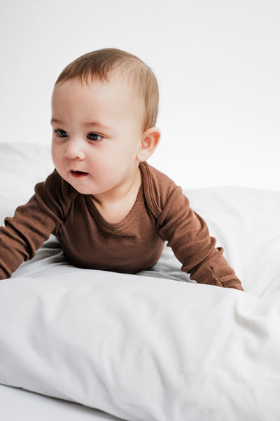 Brun superblød natdragt i rib kvalitet og med masser af stræk. Produceret i GOTS-certificeret økologisk bomuld fra Organic Lullaby. 