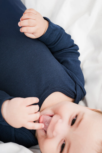 Praktisk blå natdragt i rib kvalitet og med masser af stræk. Produceret i GOTS-certificeret økologisk bomuld fra Organic Lullaby. 