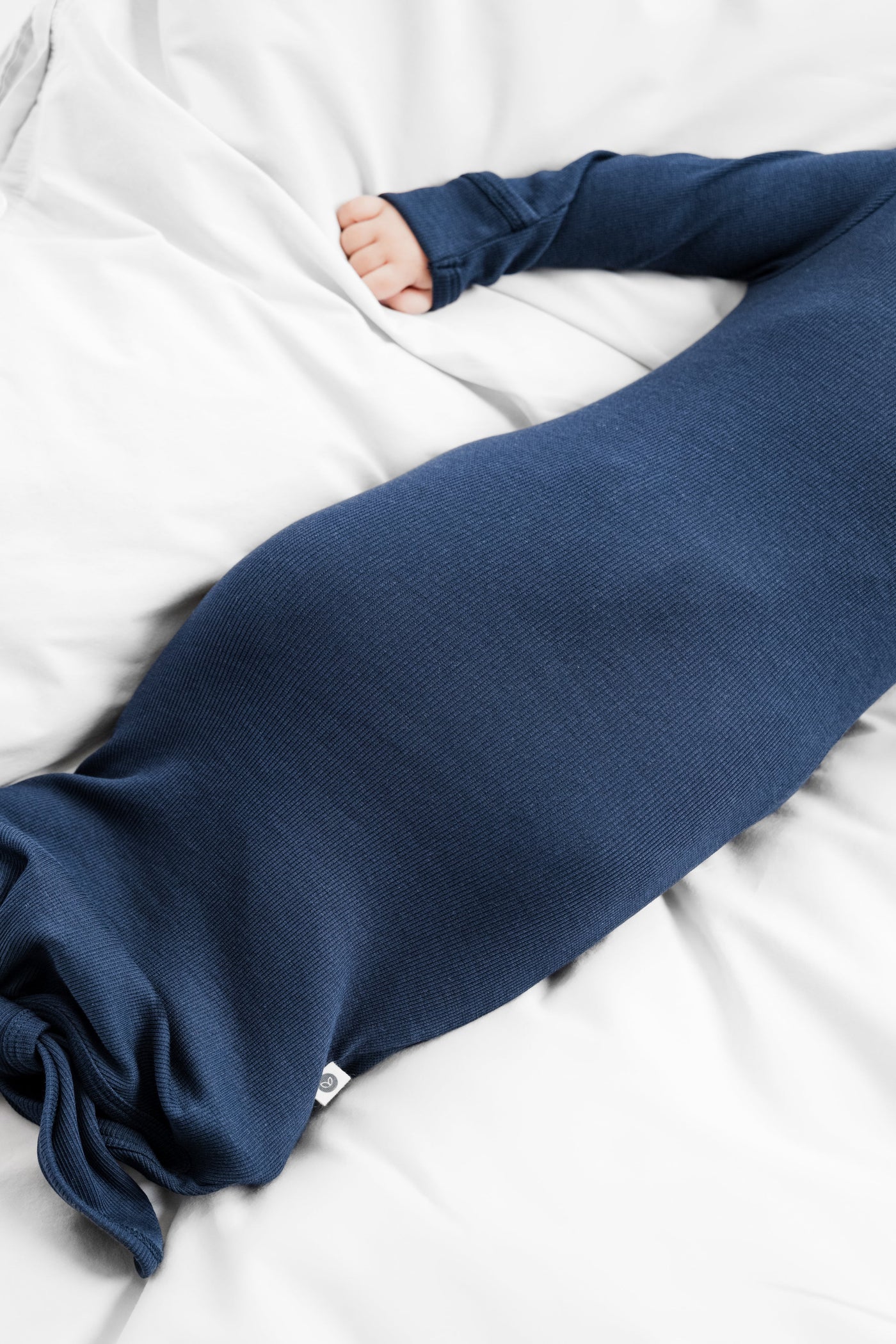 Dyb blå natdragt i rib kvalitet og med masser af stræk. Produceret i GOTS-certificeret økologisk bomuld fra Organic Lullaby. 
