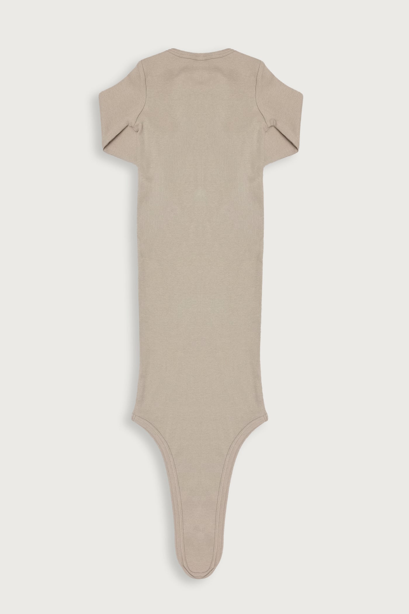 Beige natdragt i rib kvalitet og med masser af stræk. Produceret i GOTS-certificeret økologisk bomuld fra Organic Lullaby. 