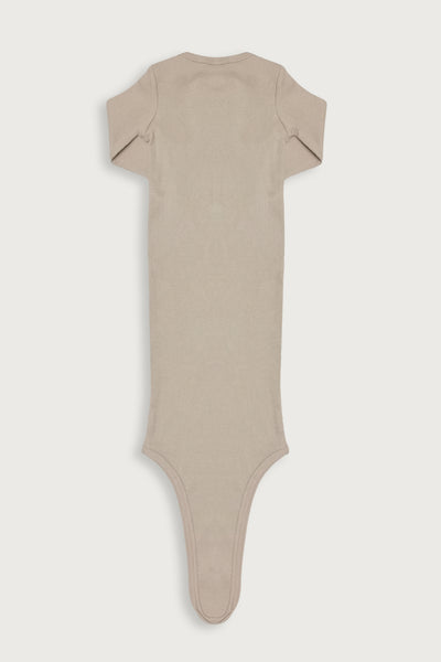 Beige natdragt i rib kvalitet og med masser af stræk. Produceret i GOTS-certificeret økologisk bomuld fra Organic Lullaby. 