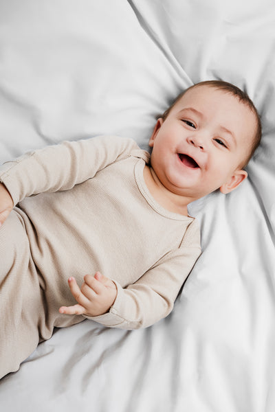 Beige farvet natdragt i rib kvalitet og med masser af stræk. Produceret i GOTS-certificeret økologisk bomuld fra Organic Lullaby. 