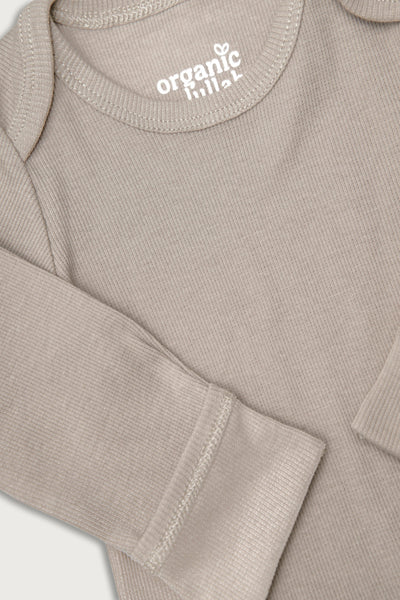 Behagelig beige natdragt i rib kvalitet og med masser af stræk. Produceret i GOTS-certificeret økologisk bomuld fra Organic Lullaby. 
