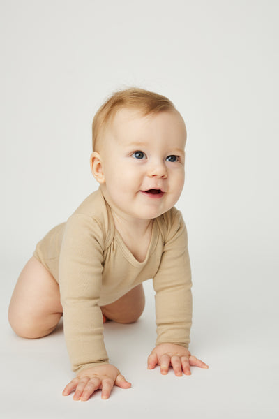 Oatmeal farvet langærmet bodystocking i GOTS-certificeret økologisk bomuld fra Organic Lullaby. 