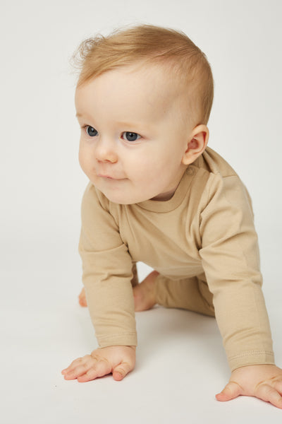 Oatmeal farvet langærmet super blød T-shirt med masser af stretch i GOTS-certificeret økologisk bomuld fra Organic Lullaby. 