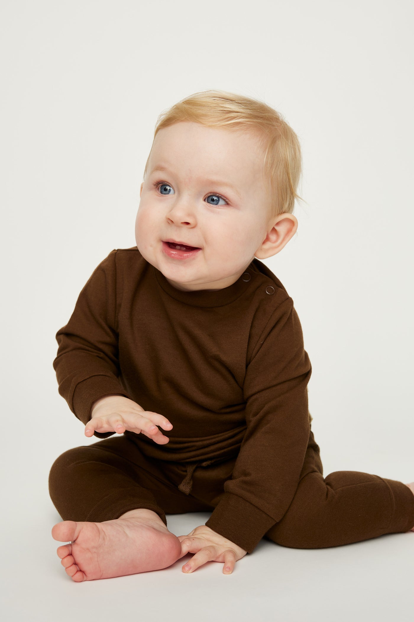 Coffee farvet sweatpants med elastisk talje og lommer i GOTS-certificeret økologisk bomuld fra Organic Lullaby.