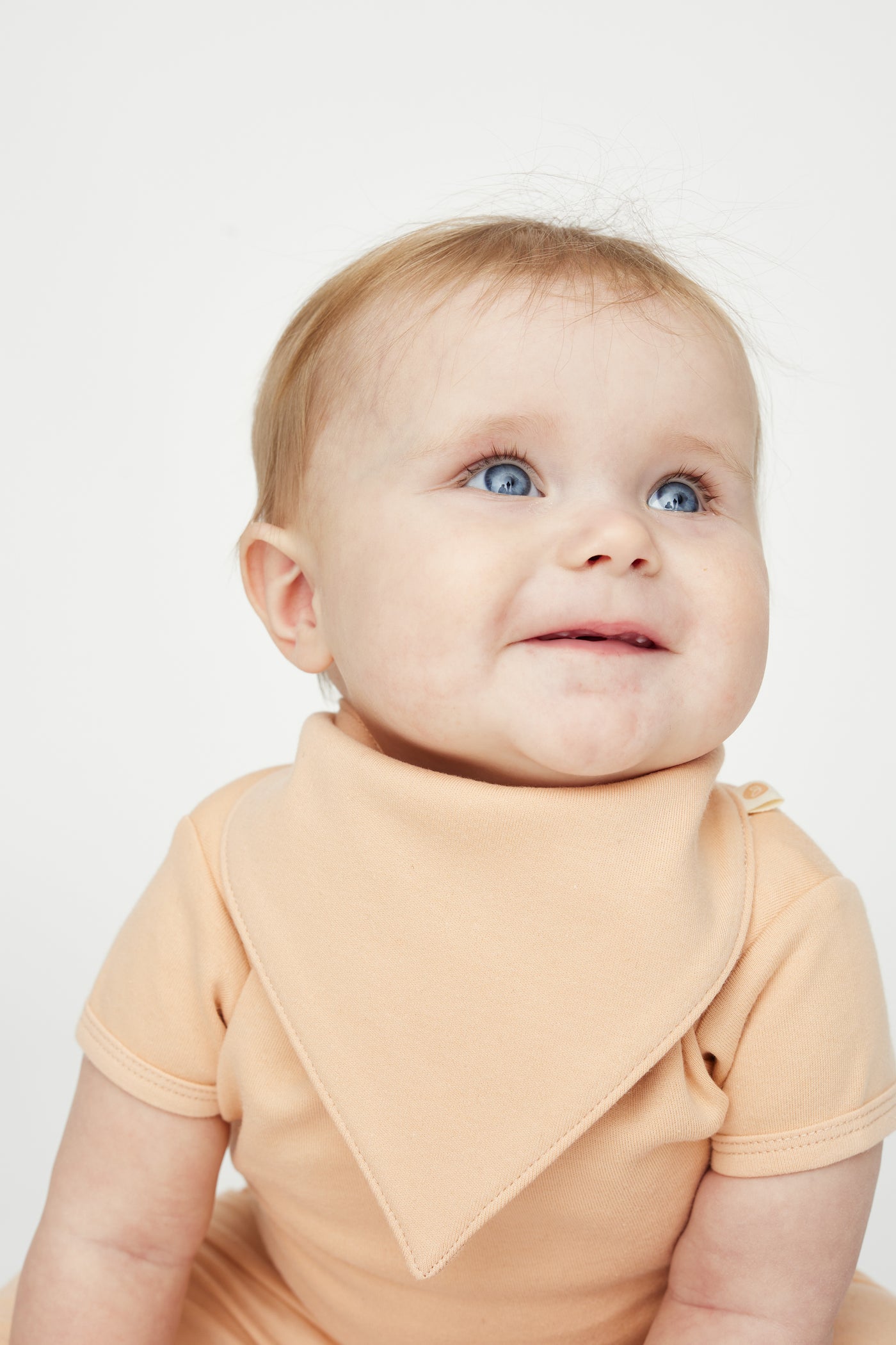 Koral farvet kraftig hagesmæk i GOTS-certificeret økologisk bomuld fra Organic Lullaby. 