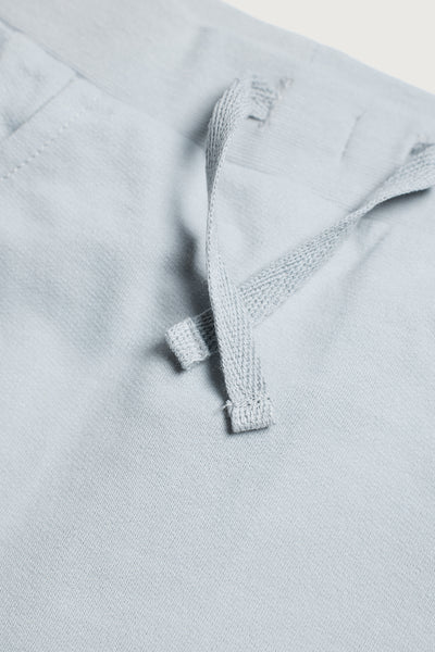 Blå sweatpants med elastisk talje og lommer i GOTS-certificeret økologisk bomuld fra Organic Lullaby. 